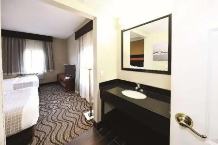 La Quinta Inn by Wyndham near Cedar Point - 32