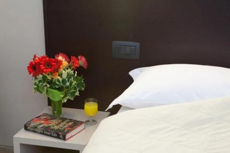 Auto Park Con Ristorante Interno e Grande Parcheggio Gratuito - 49