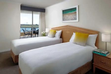 Rydges - 83