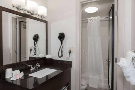 Ramada by Wyndham Boston - 9