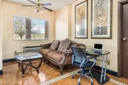 Econo Inn & Suites - 12