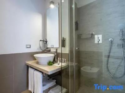 Le Rose Suite - 103