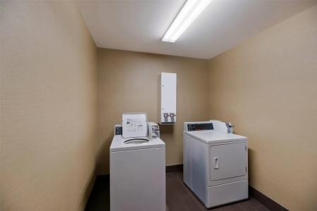 Comfort Suites West - 35