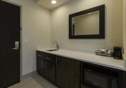 Hampton Inn & Suites - 20