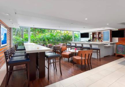 Courtyard by Marriott Waikiki Beach - 19