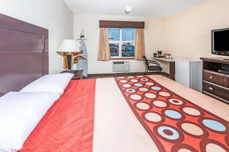 Super 8 by Wyndham/Airport - 5