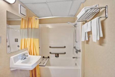 Days Inn by Wyndham Airport Fair and Expo Center - 9