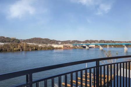 SpringHill Suites by Marriott Downtown/Cameron Harbor - 58