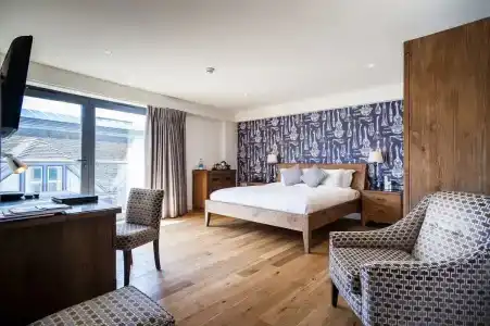 The Varsity & Spa - 4