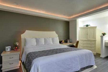 Romantic Inn & Suites - 62