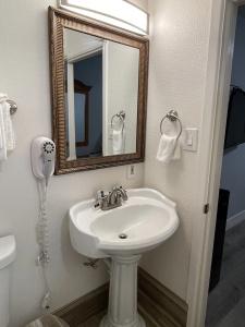 The Palomar Inn - 21