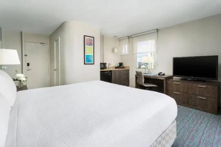 Courtyard by Marriott Waikiki Beach - 62
