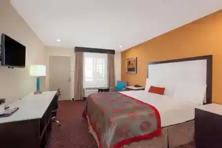 Ramada by Wyndham Culver City - 21