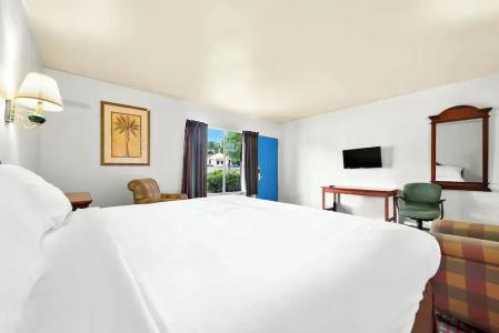 Capitol Inn and Suites - 1