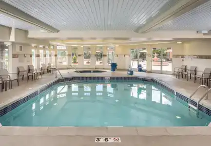 Courtyard by Marriott Portland North - 12