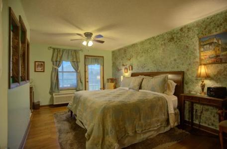 Blue Mountain Mist Country Inn - 120