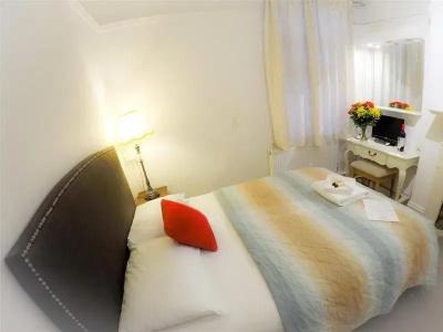 Lonsdale Guest House - 18