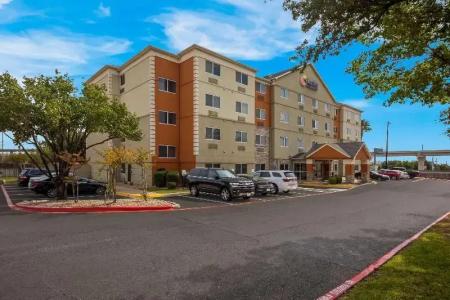 Comfort Inn & Suites - 16