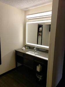 Club Nashville Inn & Suites - 7