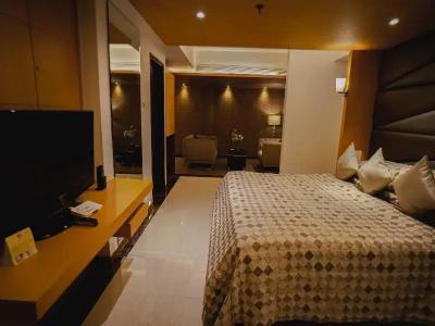 Peninsula Grand - 33
