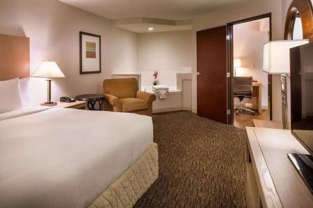 DoubleTree by Hilton - 54