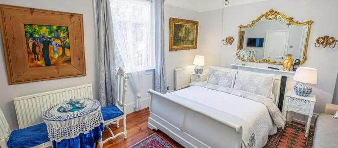Dawson Place, Juliette's - 31