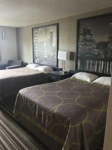 Super 8 by Wyndham Portland Airport - 1