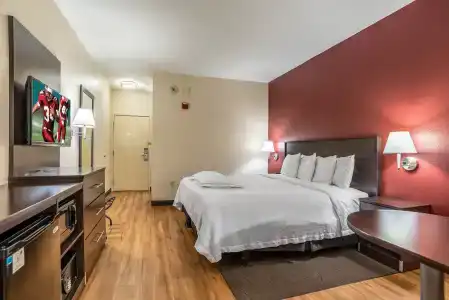 Red Roof Inn Plus + Phoenix West - 19