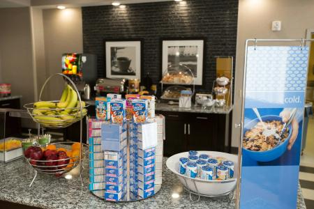 Hampton Inn & Suites Airport - 43