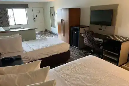 Quality Inn & Suites Downtown - 8