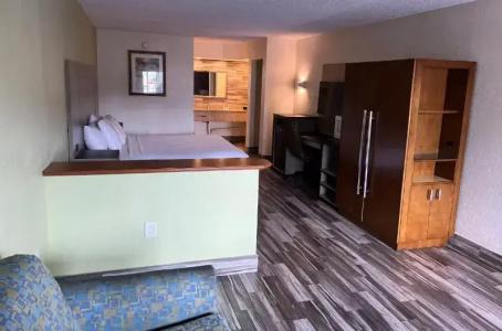 Quality Inn & Suites Downtown - 24