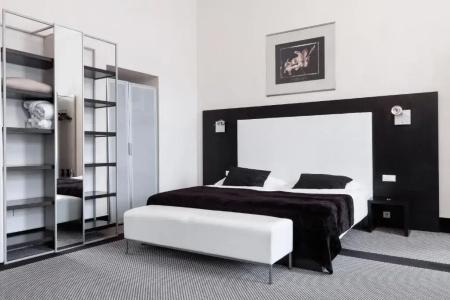 Old Town Square Residence by Emblem - 82