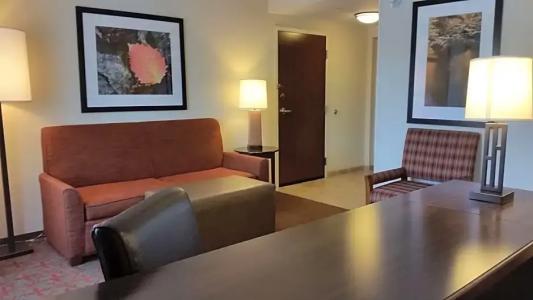 Hampton Inn & Suites - 70