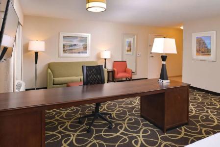 Hampton Inn Midtown-Aksarben - 13