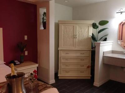 Romantic Inn & Suites - 59