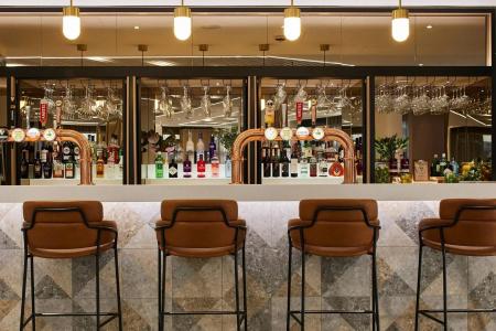 Courtyard by Marriott London City Airport - 11