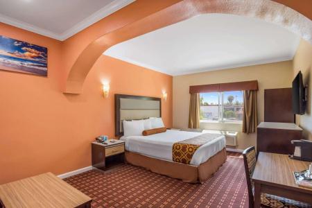 Rodeway Inn & Suites - - 4