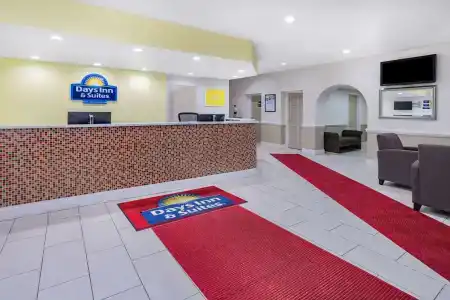 Days Inn & Suites by Wyndham Colonial - 1