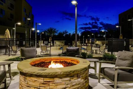 Courtyard by Marriott - 19