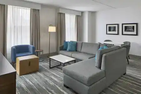 Hampton Inn and Suites Downtown - 90