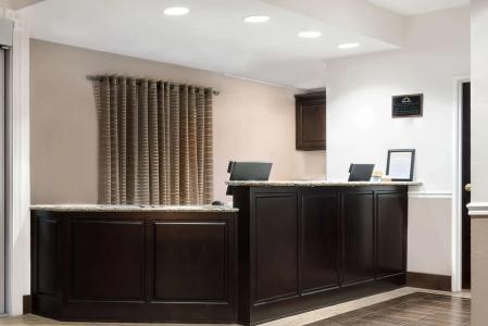 Days Inn & Suites by Wyndham Dallas - 1