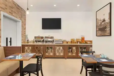 Super 8 by Wyndham Dubai Deira - 16