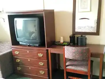University and Suites - 18