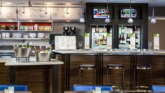 Courtyard by Marriott Broadway - 11