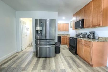 Daytona Shores Inn and Suites - 14