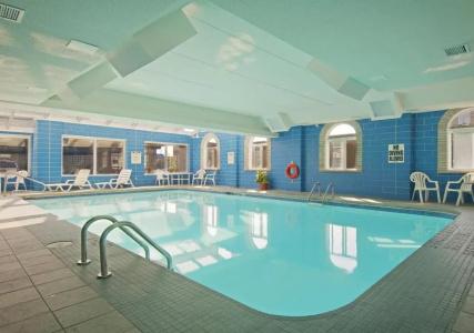 Super 8 by Wyndham by the Falls - 12