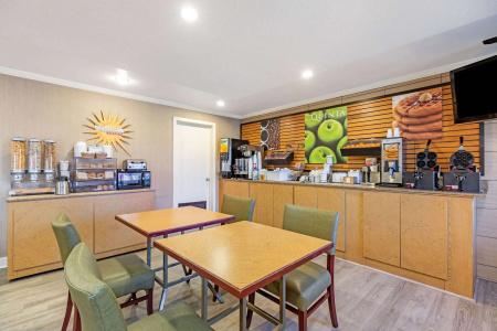 La Quinta By Wyndham East - 15