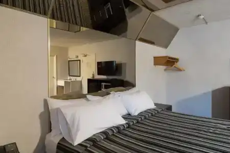 Deluxe Inn - 42
