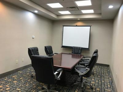 Hampton Inn & Suites Airport - 46