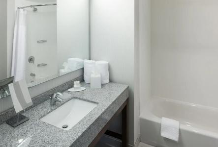 Courtyard by Marriott Downtown - 8